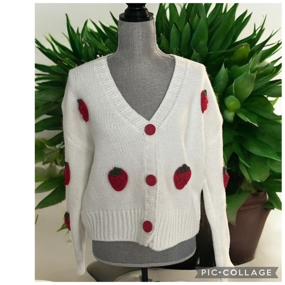 CYGE RED STRAWBERRY APPLIQUÉ CROCHET BUTTON DOWN OVERSIZED CROPPED CARDIGAN - Picture 3 of 6